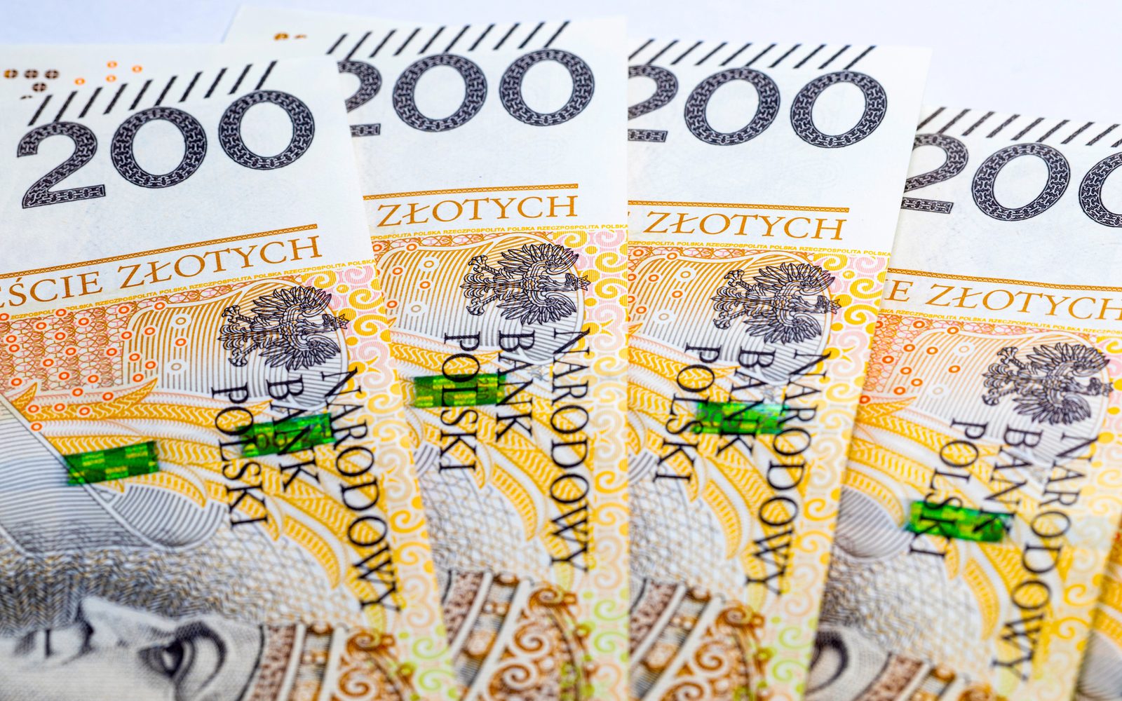 Banknoty dwustuzłotowe ułożone wachlarzem