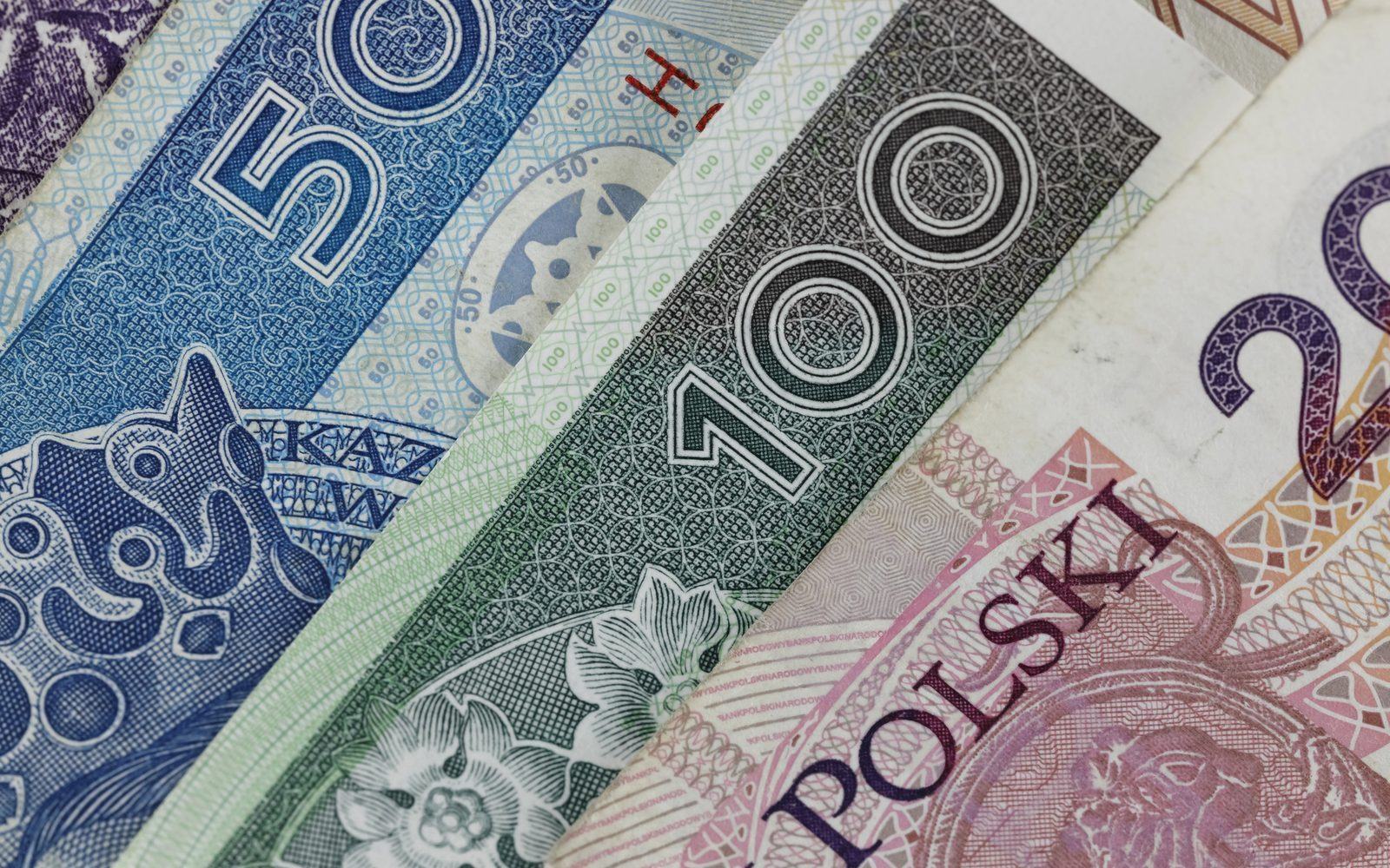 Banknoty pięćdziesiąt, sto i dwieście złotych ułożone obok siebie